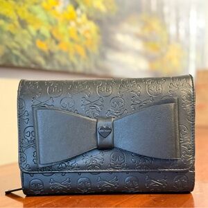 Betsey Johnson Skull Crossbones Black Crossbody Wallet/Purse w/ Bow & Chain ☠️ 🖤
